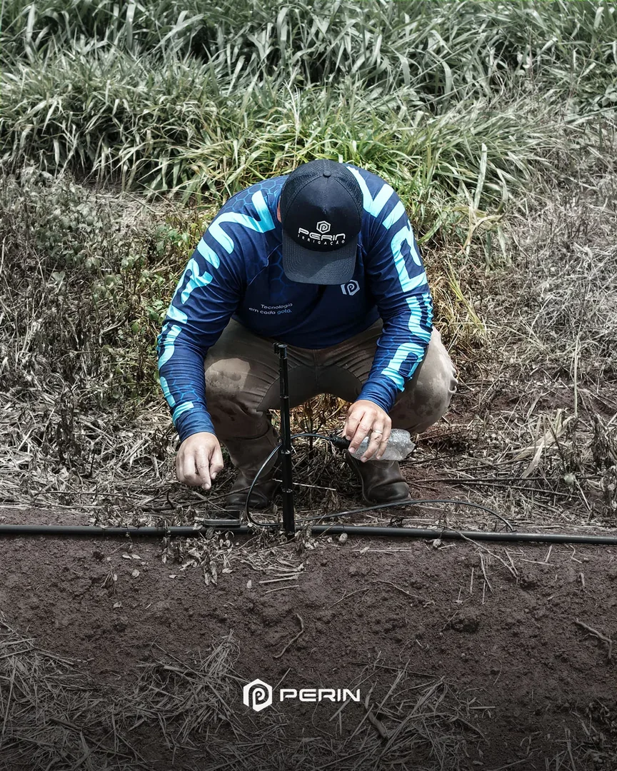 Técnico da Perin acompanhando a irrigação em uma propriedade agrícola
