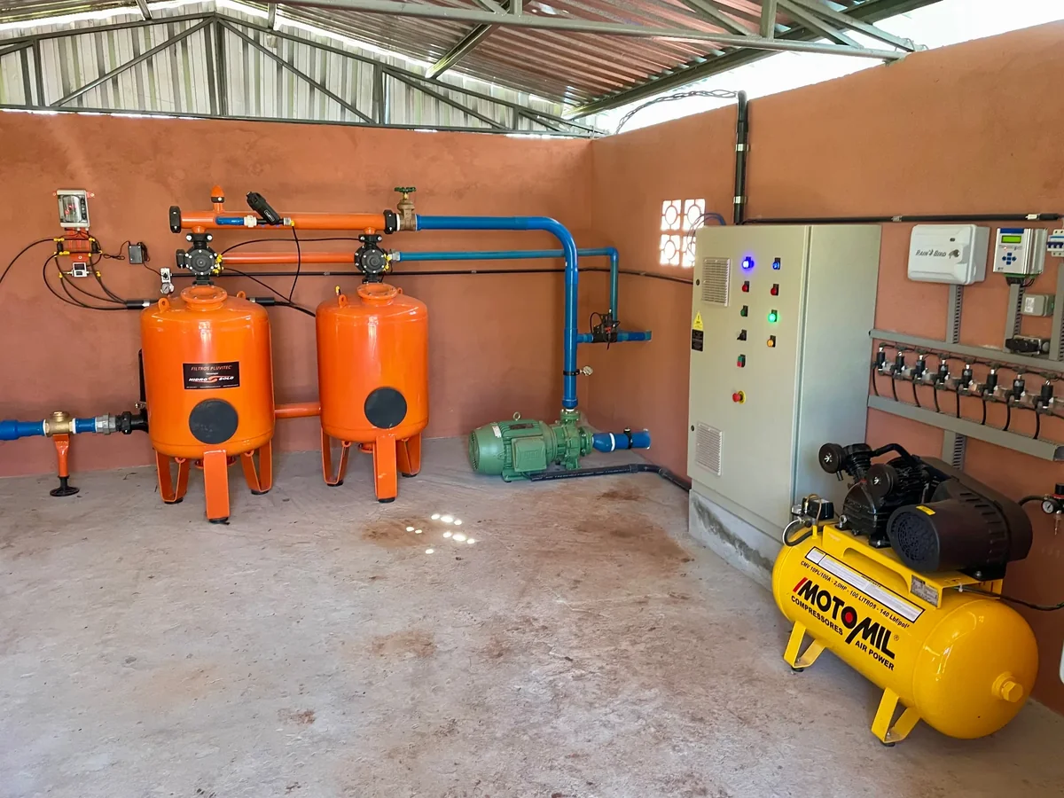 Equipamentos e tubulações de uma estação de irrigação e controle